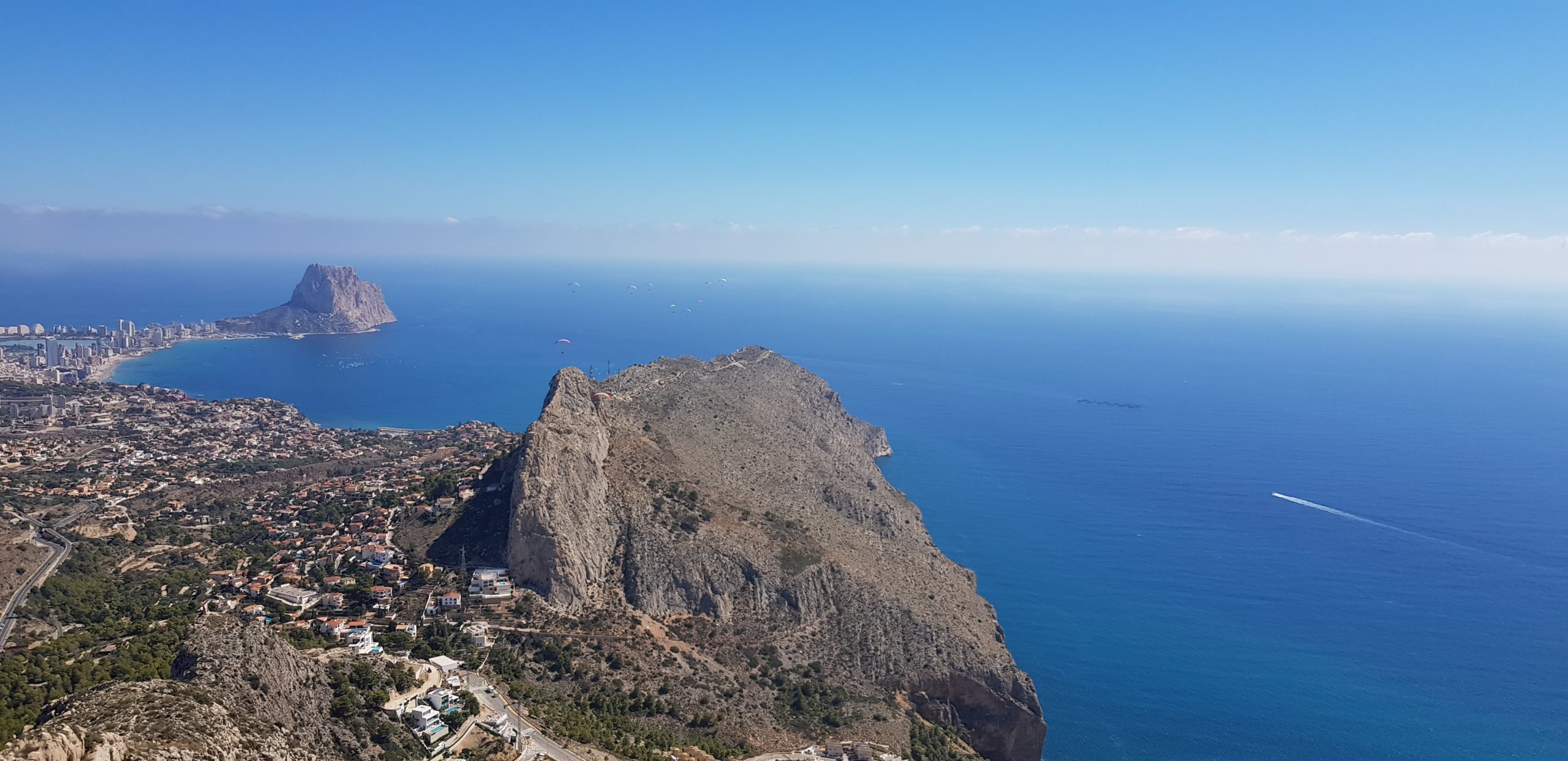 Gleitschirmflug über die Küste von Calpe – Thermik über Meer und Felsen